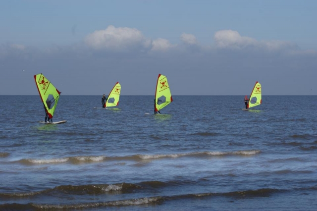  La planche à voile est une excellente activité à faire entre amis 